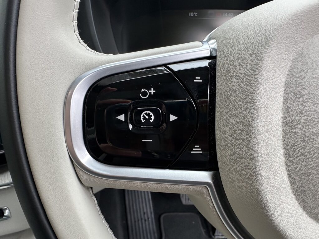 R.3(2021)年 ボルボ XC60 B5 AWD インスクリプション 4WD
