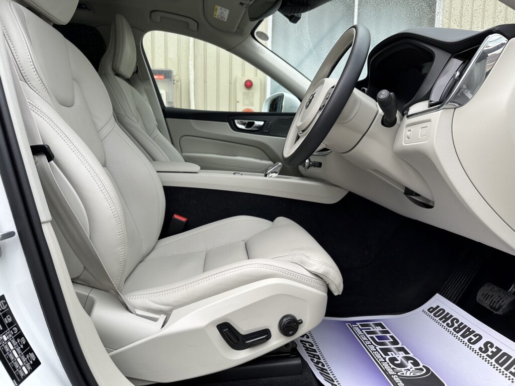 R.3(2021)年 ボルボ XC60 B5 AWD インスクリプション 4WD