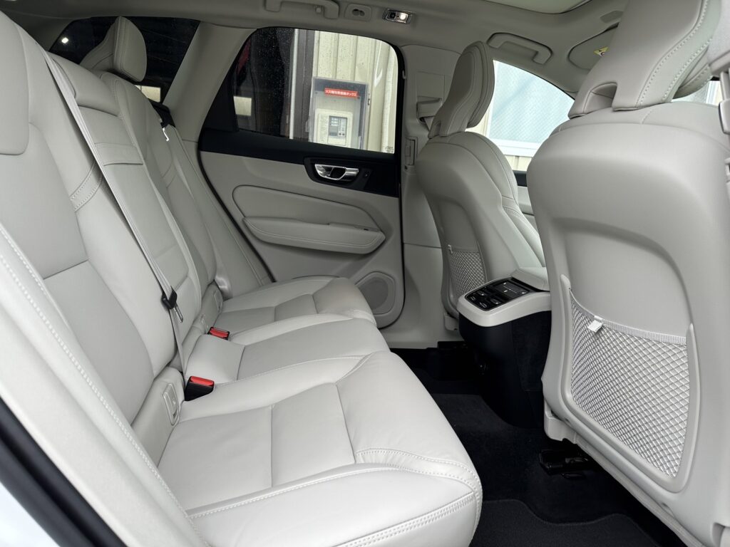 R.3(2021)年 ボルボ XC60 B5 AWD インスクリプション 4WD