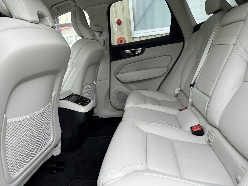 R.3(2021)年 ボルボ XC60 B5 AWD インスクリプション 4WD