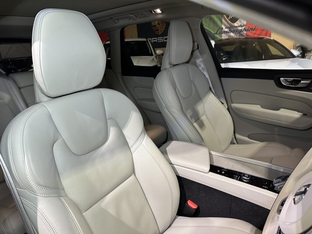 R.3(2021)年 ボルボ XC60 B5 AWD インスクリプション 4WD