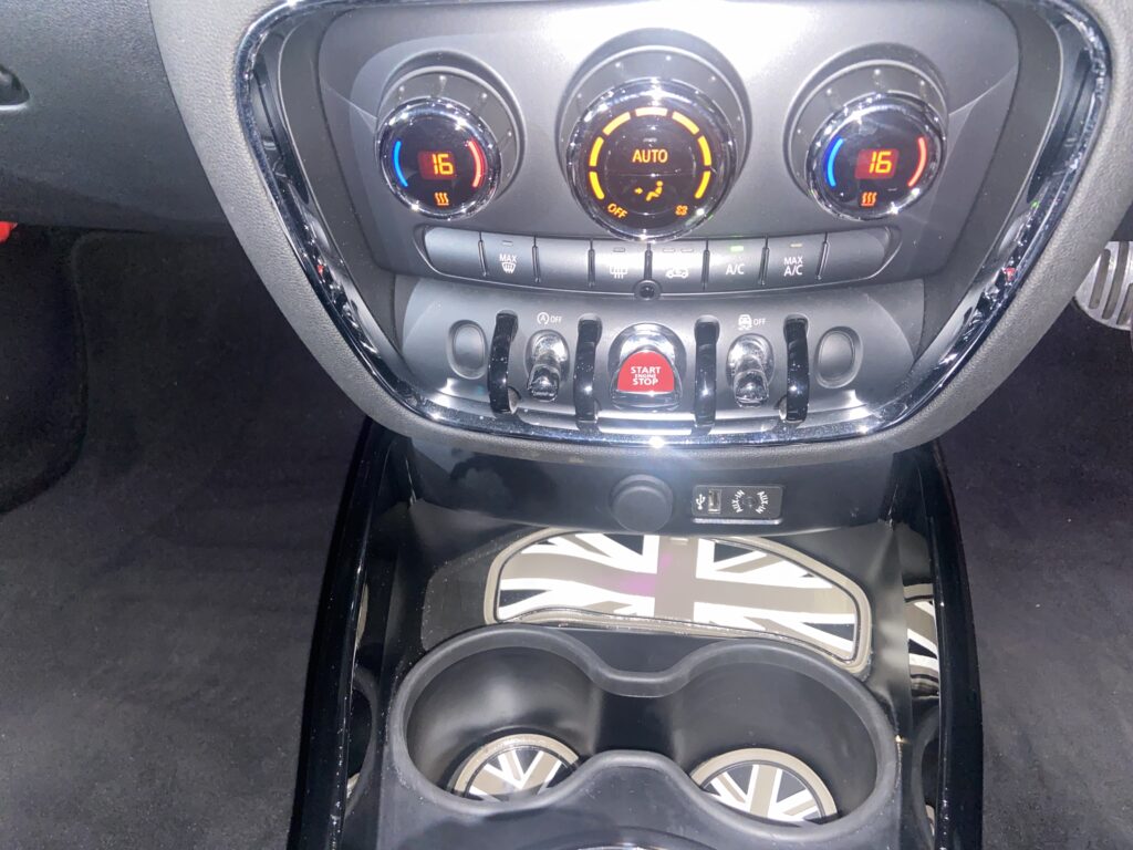 H.28(2016)年 BMW MINI ミニクラブマン クーパー